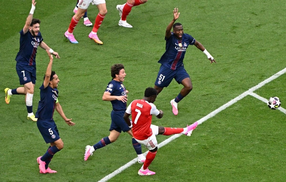 ¿Por qué la mano de Saka no fue sancionada con un penalti de Daniel Siebert? ¿Por qué la mano de Saka no fue sancionada con un penalti de Daniel Siebert?